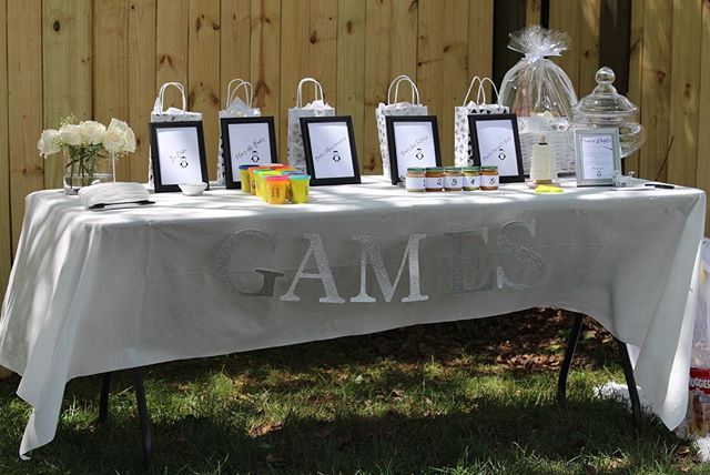Gedecoreerde tafel met babyshower spelletjes en kaartjes